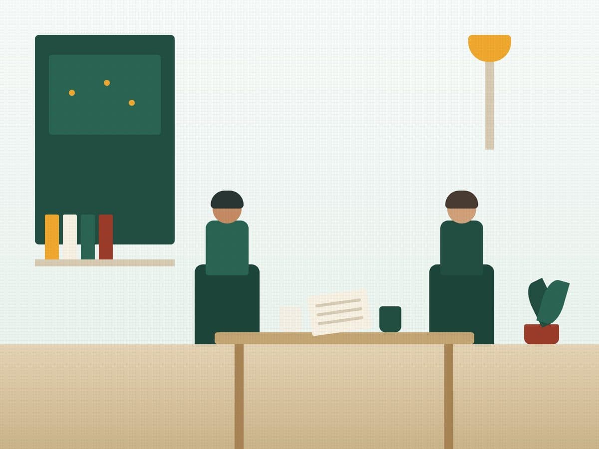 Zwei Menschen im Gespräch an einem Tisch, Karte an der Wand